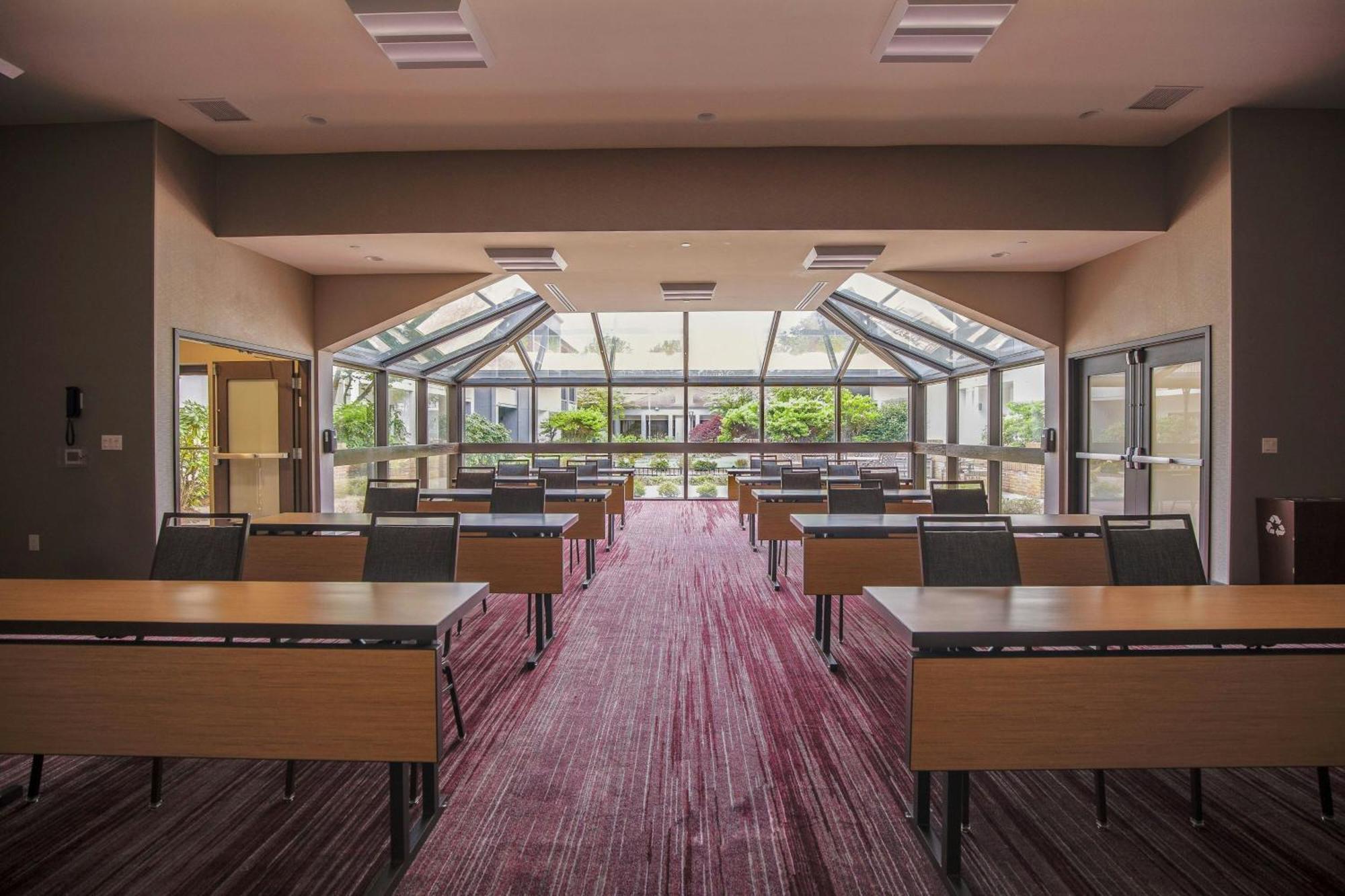 Отель Courtyard By Marriott Lincroft Ред-Банк Экстерьер фото