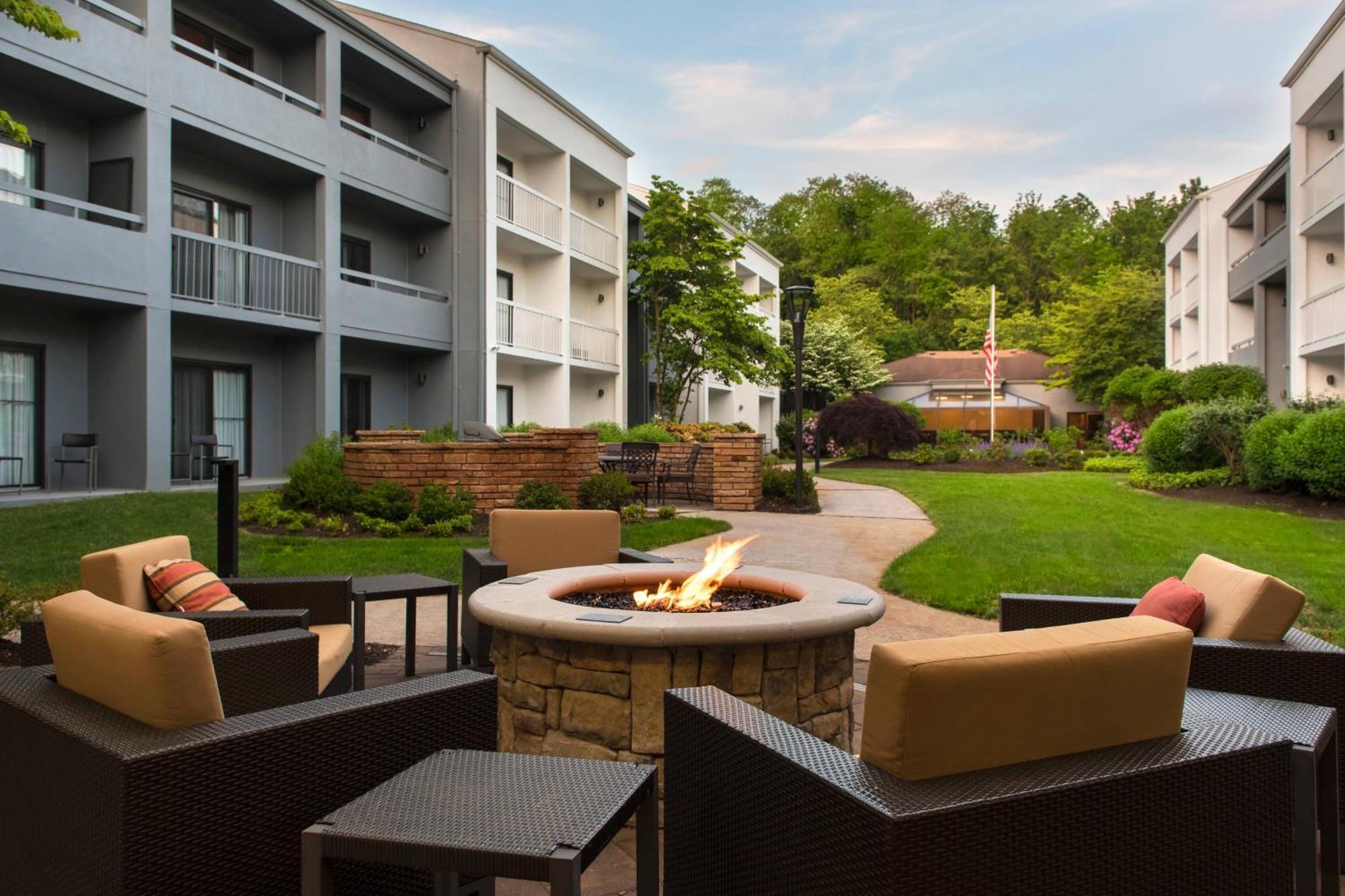 Отель Courtyard By Marriott Lincroft Ред-Банк Экстерьер фото