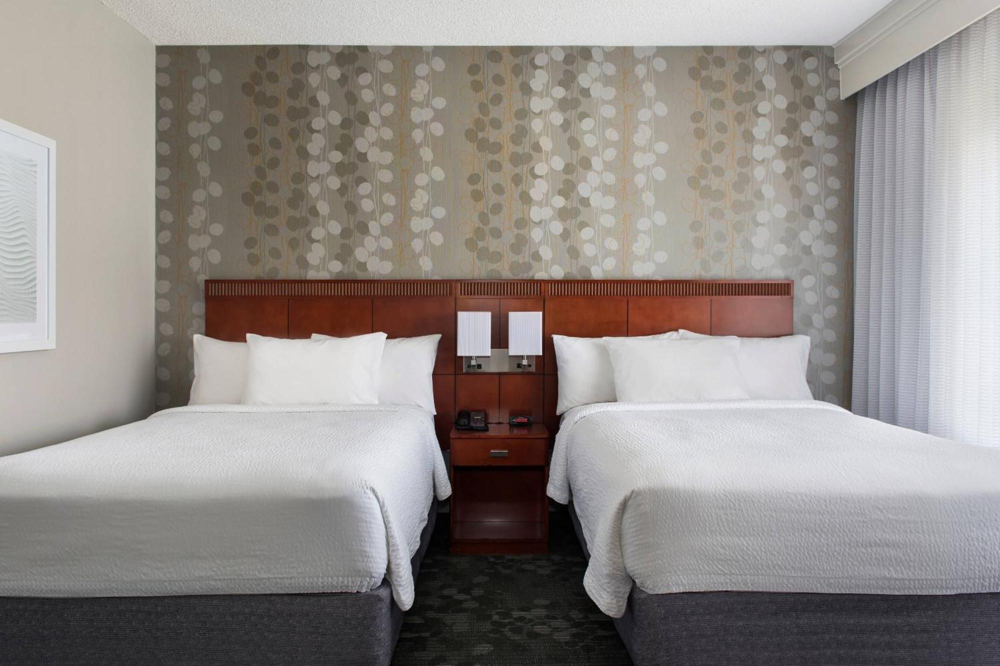 Отель Courtyard By Marriott Lincroft Ред-Банк Экстерьер фото